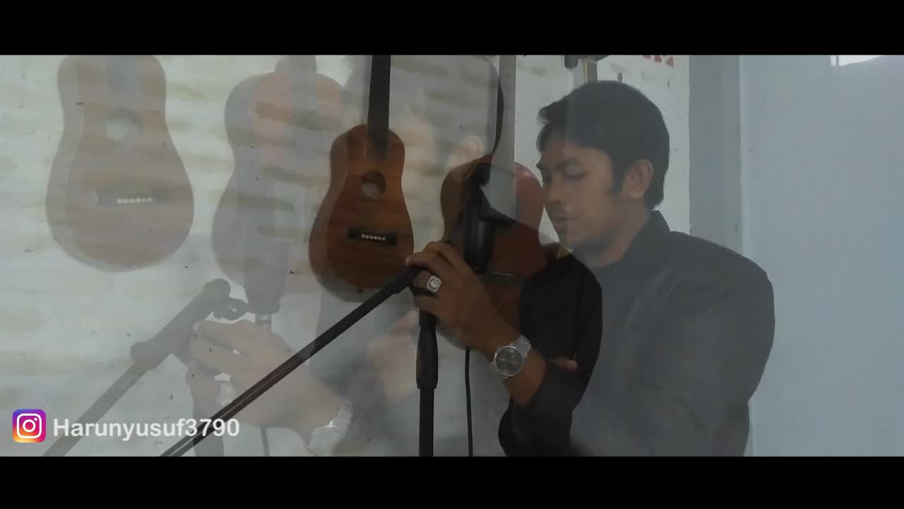 rindu itu memang berat,..seberat rinduku padamu , kamu iya kamuu...Ade Govinda ft Fadly  ''tanpa batas waktu'' cover by Harun maulana yusuf 