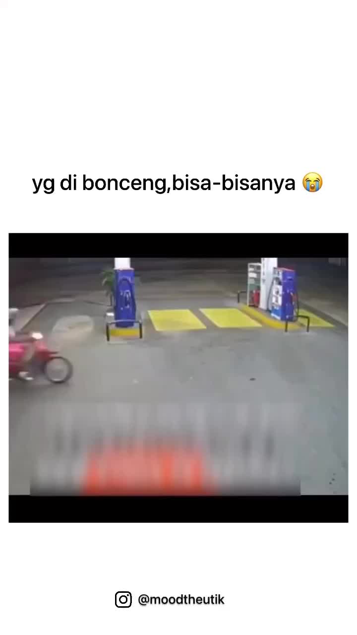 pasti karena rok mbanya warna merah