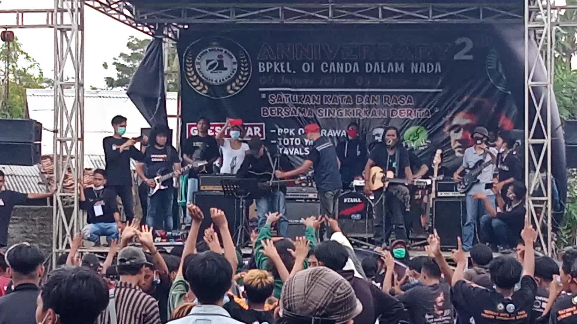 BAND TAVALS TERSEBUT IWAN FALS. KUDA LUMPING