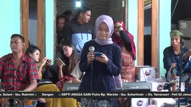 baru pertama kali di suruh nyanyi.. masih buanyak banget nada nada nggak sampe, kecetet😅. maaf gaes