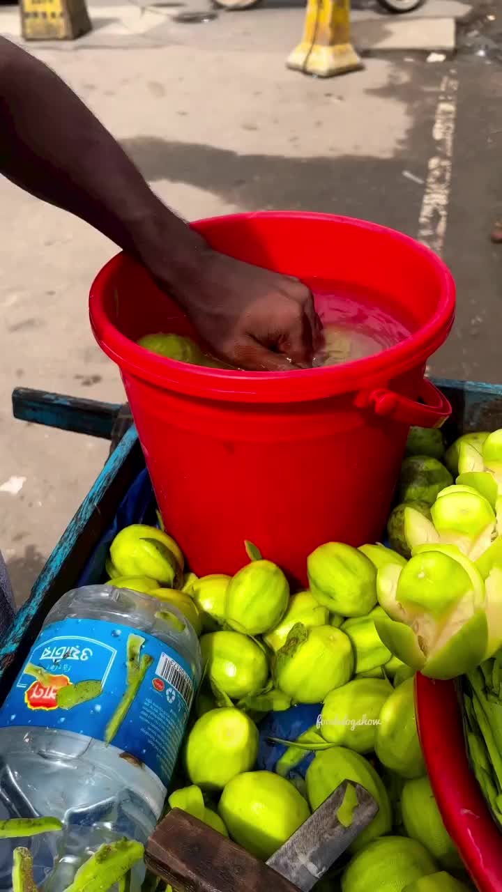 Jangan dilihat dari higienisnya. Tapi lihat manfaat dari buah yang dimakan langsung tanpa ada proses pengolahan dan efeknya bagi tubuh kita