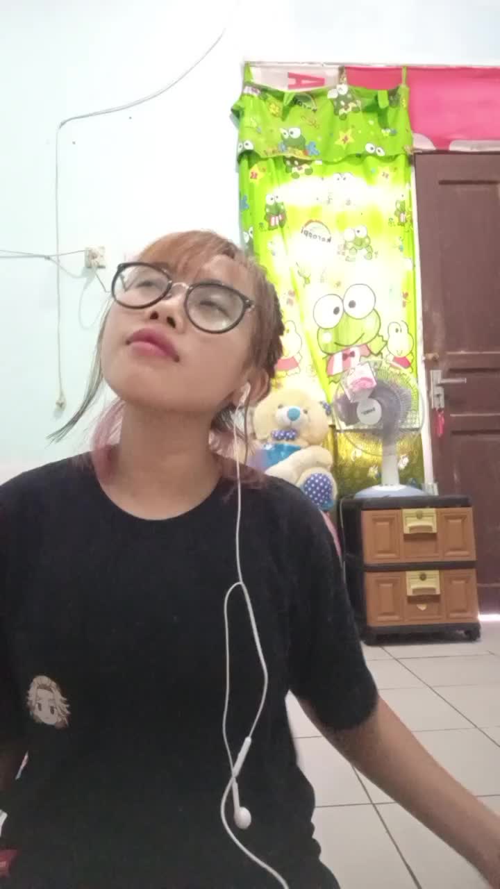 nama menik biasa di panggil inem, domisili bogor WA.08558535038. judul lagu. kalih welasku bismillah lolos audisi aamiin. terimakasih :)