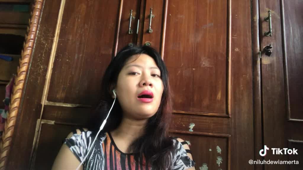 Niluh Dewi ,mahalini -melawan restu.