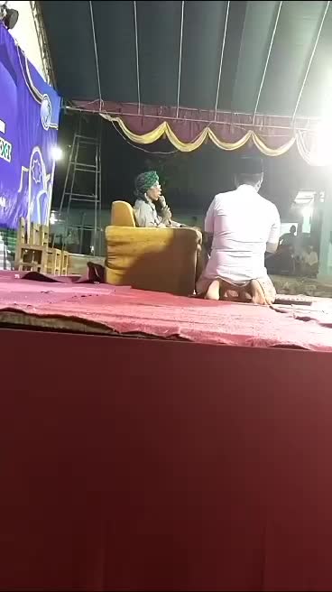 masa allah ,,pak ustad kena musibah di panggung.
