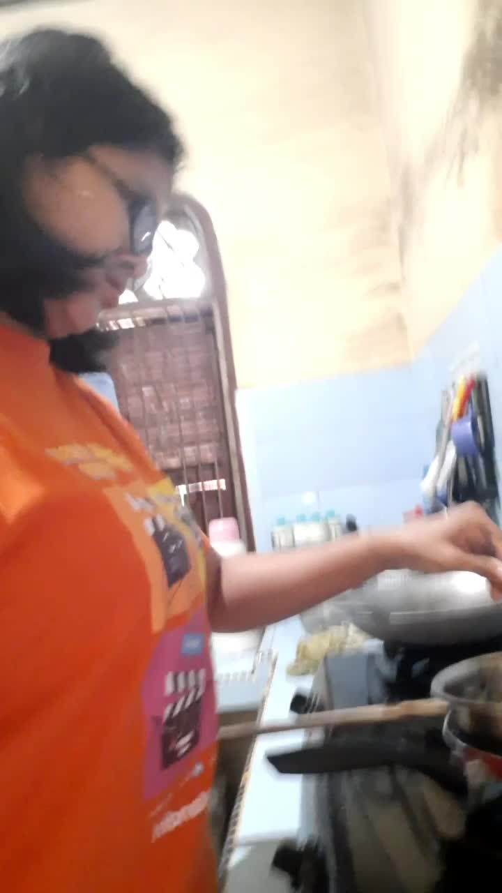 kenapa ayah ga bsa ngertiin aku? kan cokelatnya yg belum lumer bukan aku yang ga mau bikin hiasan kuenya😭😭😭😭😭