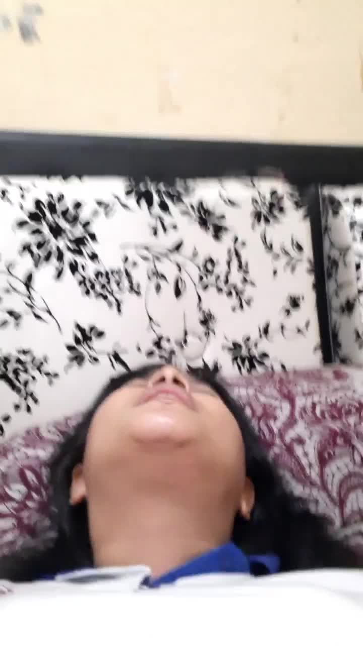 lagi ngeluh, sempet2nya ngupil. et dah... 