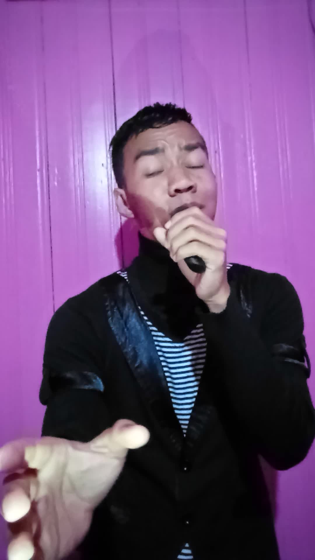 menyanyi adalah hoby saya.dan  ingin menunjukan kepada orang yg telah menghina saya,,semoga dengan risingstardangdut cita2  saya terujud