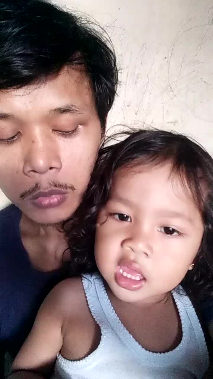 nyari lawan buat duet engga ada jadi sama anak aja deh siapa tau kepilih untuk ikut audisi amin...