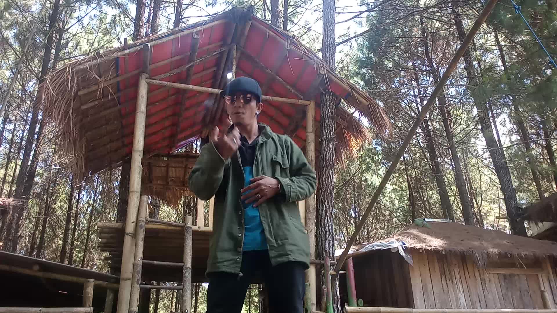 .bismillah semoga berhasil..judul terpesona.. nama saya rustandi dari Sukabumi.. nama panggung(ulen) 