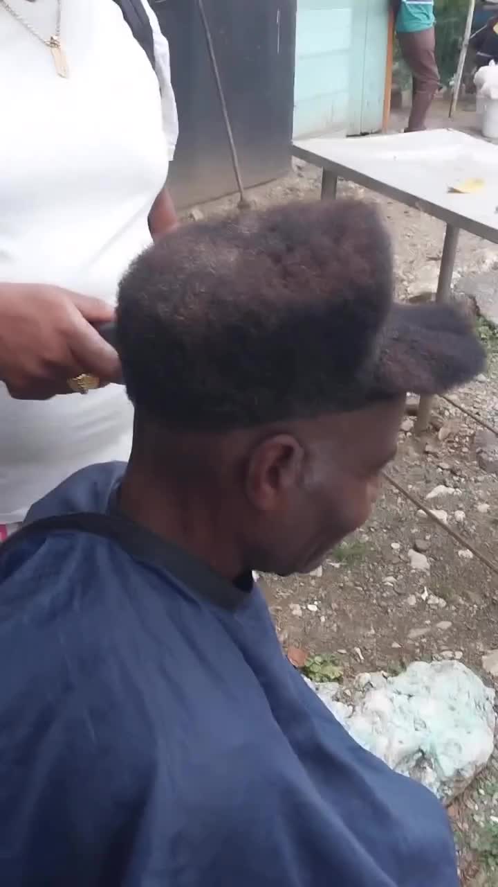 biar gak panas pala pake topi