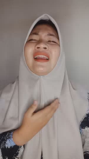assalamualaikum sya nur Hasanah,asal Mamuju,Sulawesi barat, menyanyikan lagu kepastian,smoga tahun ini keinginan q trcapai amin ya Allah 🙏