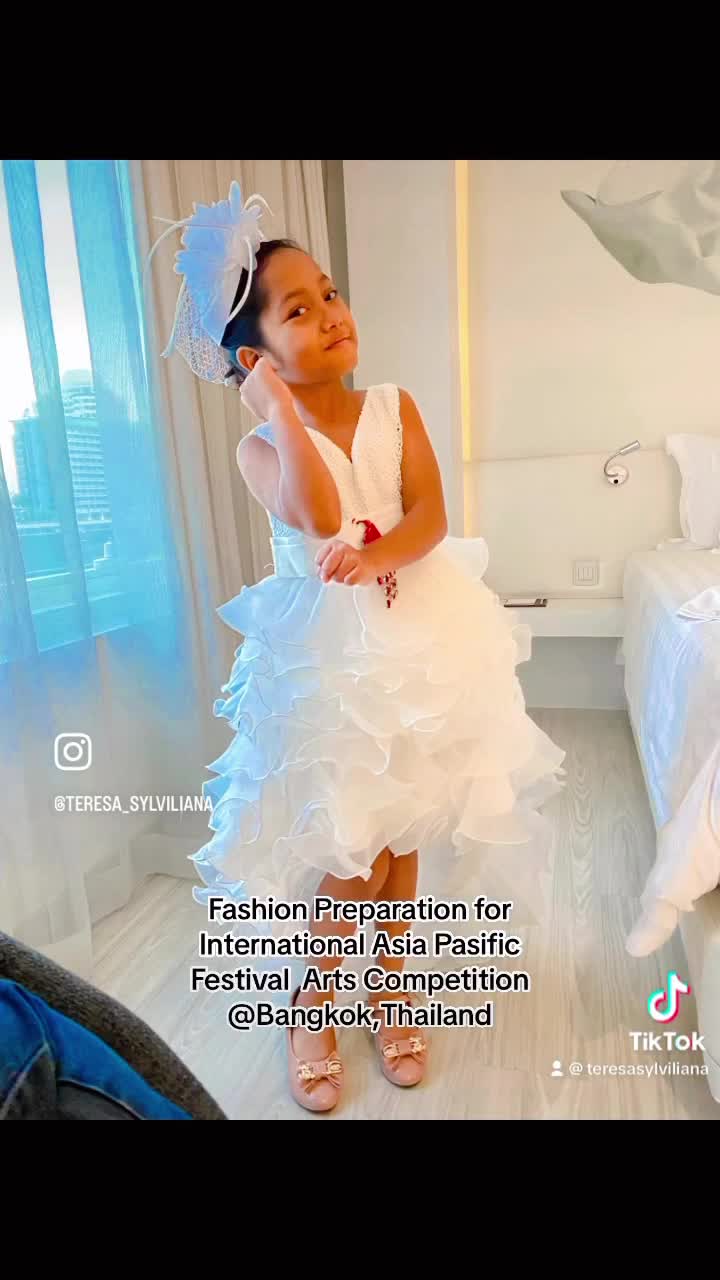 Modeling teresa 8th in white, instagram@teresa_sylviliana