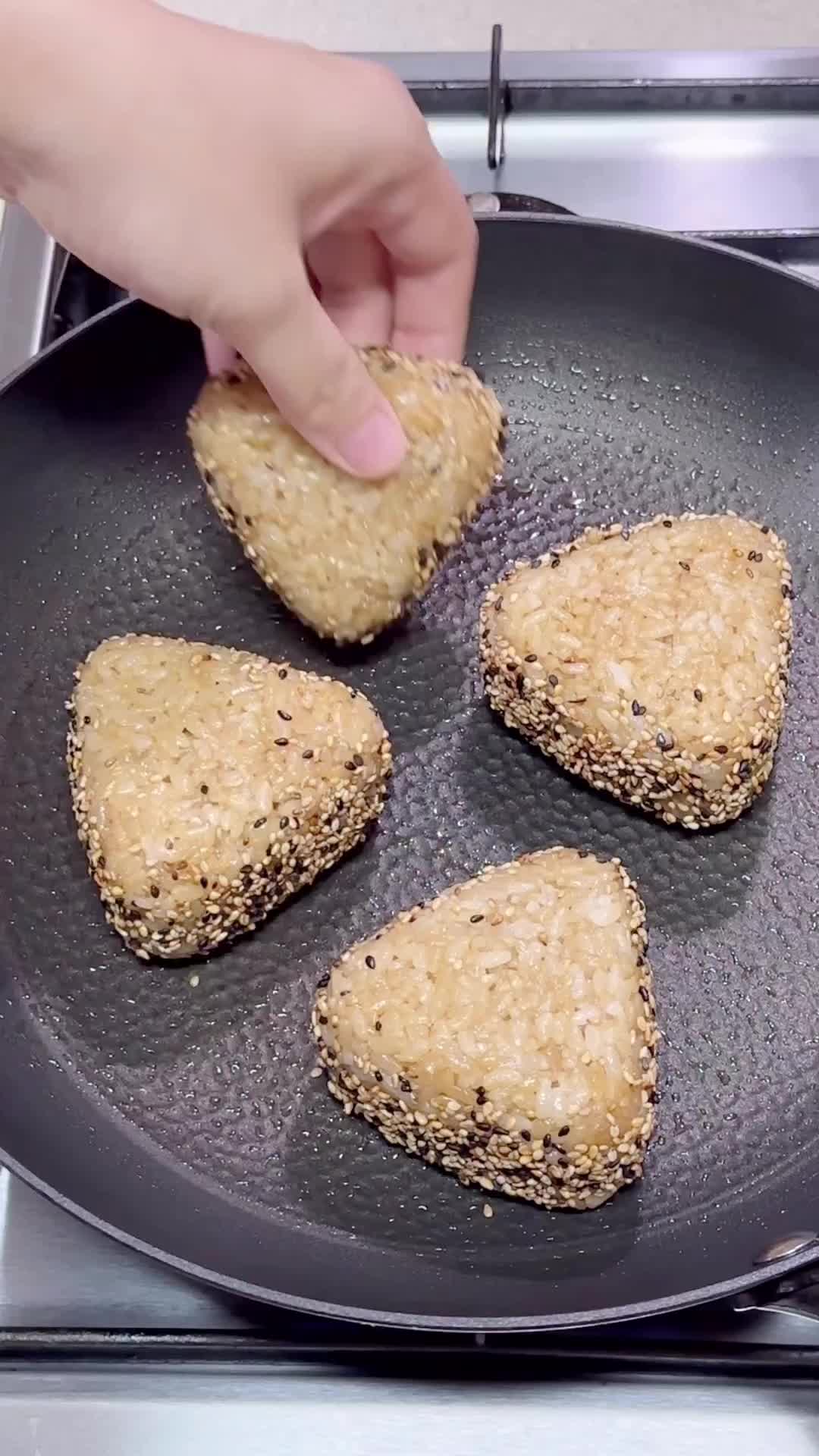 Bikin onigiri tapi di grill enak juga kali yaa?