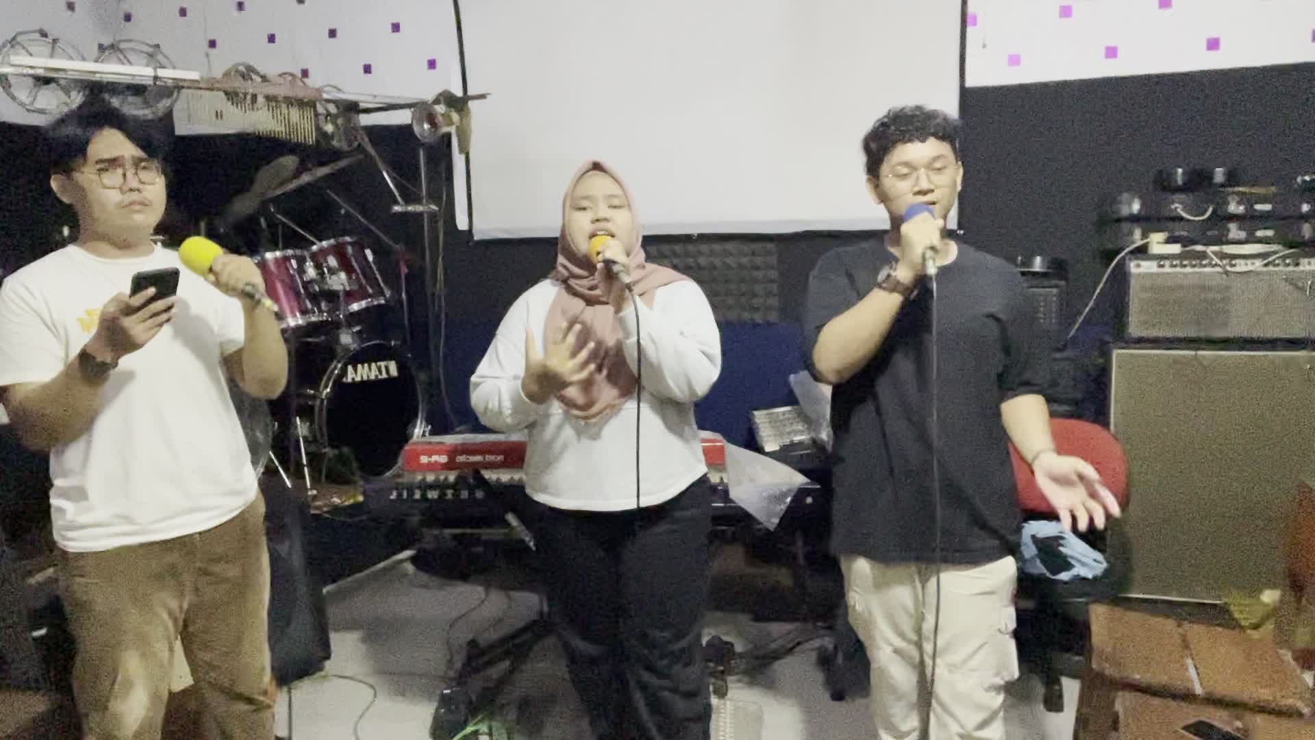 Trio gak jadi ini namanya hehe, semoga suatu saat bisa jadi ya di panggung besar aminn