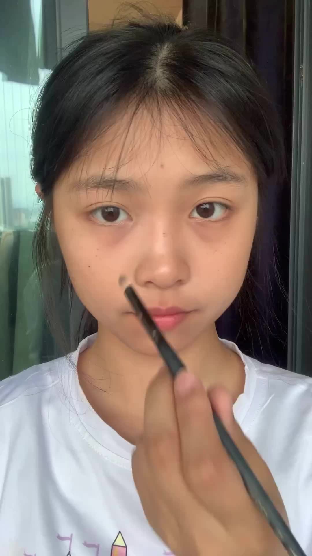 Yang punya kantong mata gak usah takut lagi, bisa ikutin cara inii