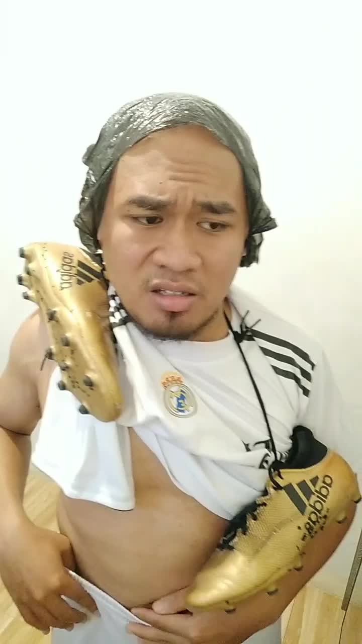 padahal lagi seru maen bola, lupa sekarang tuh jadwal nya ngaji gaiisss...😊
