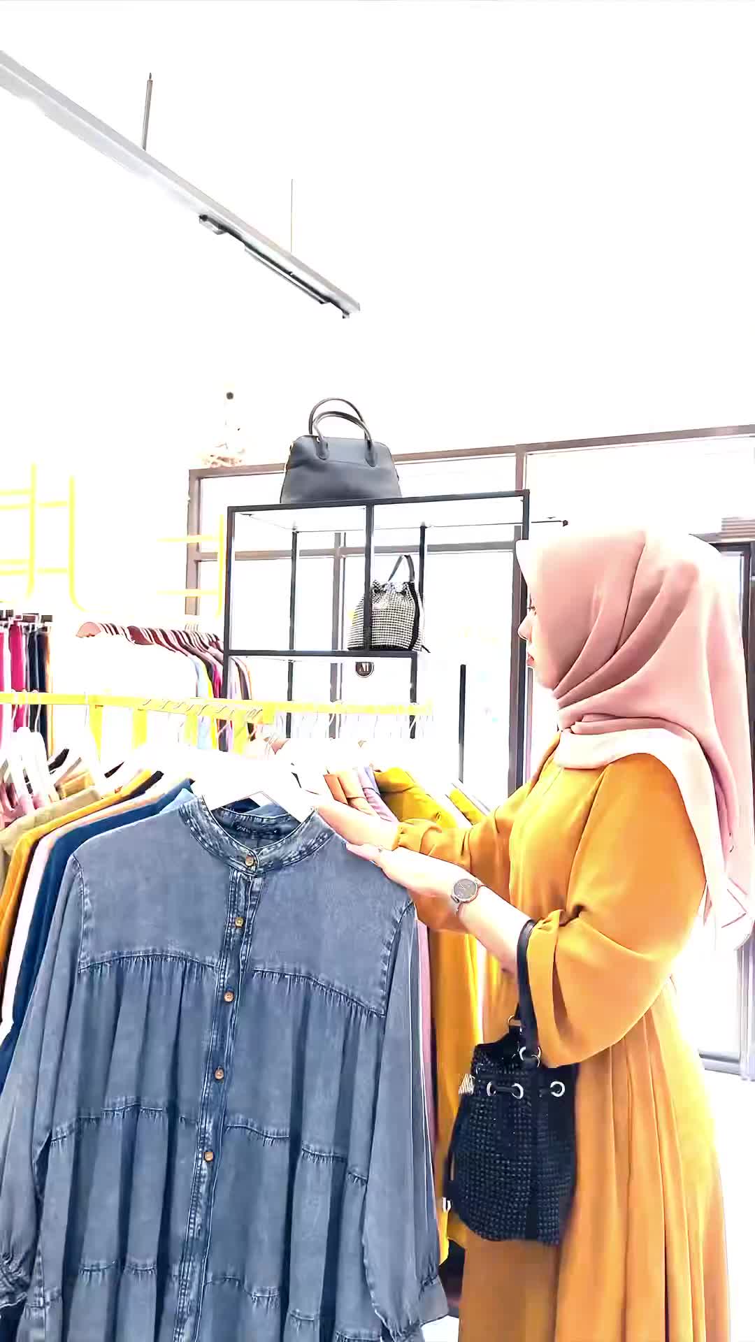 Beb yang serba ada. Tipisyi 😡