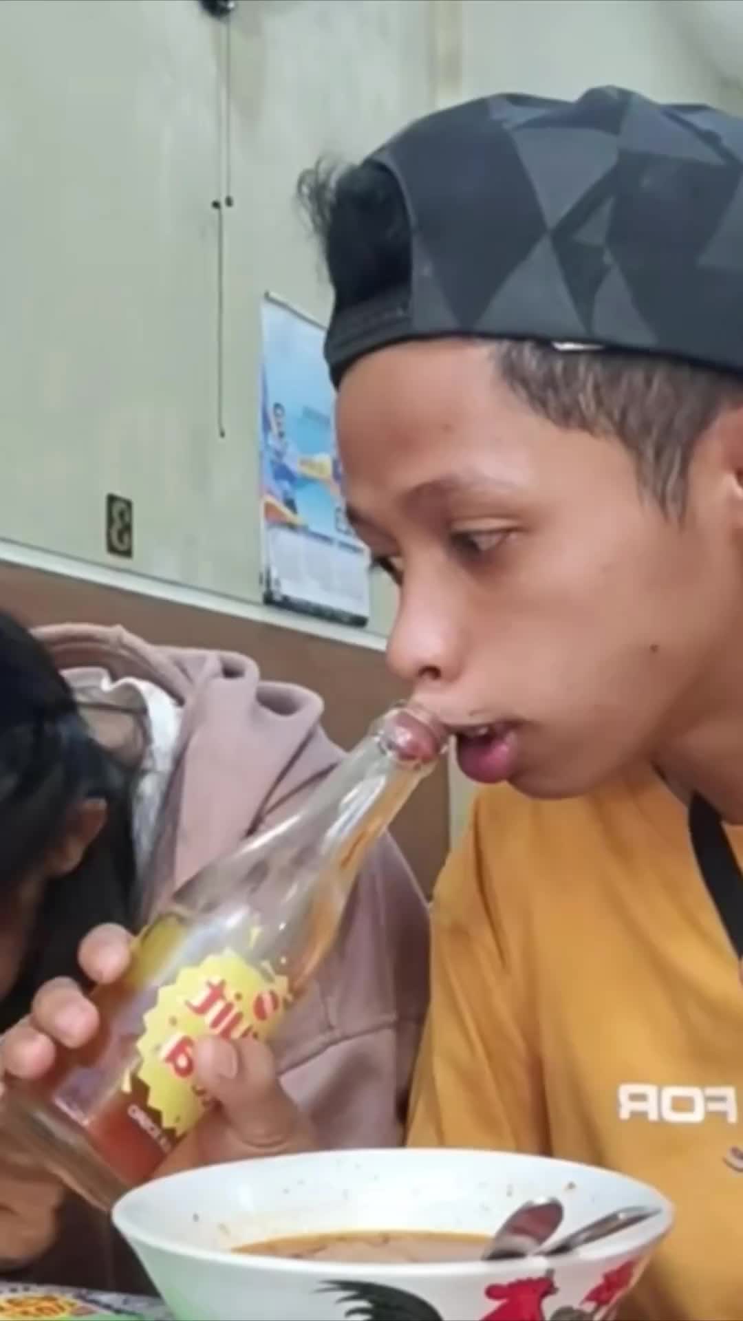 Mulutnya Kesedot Botol