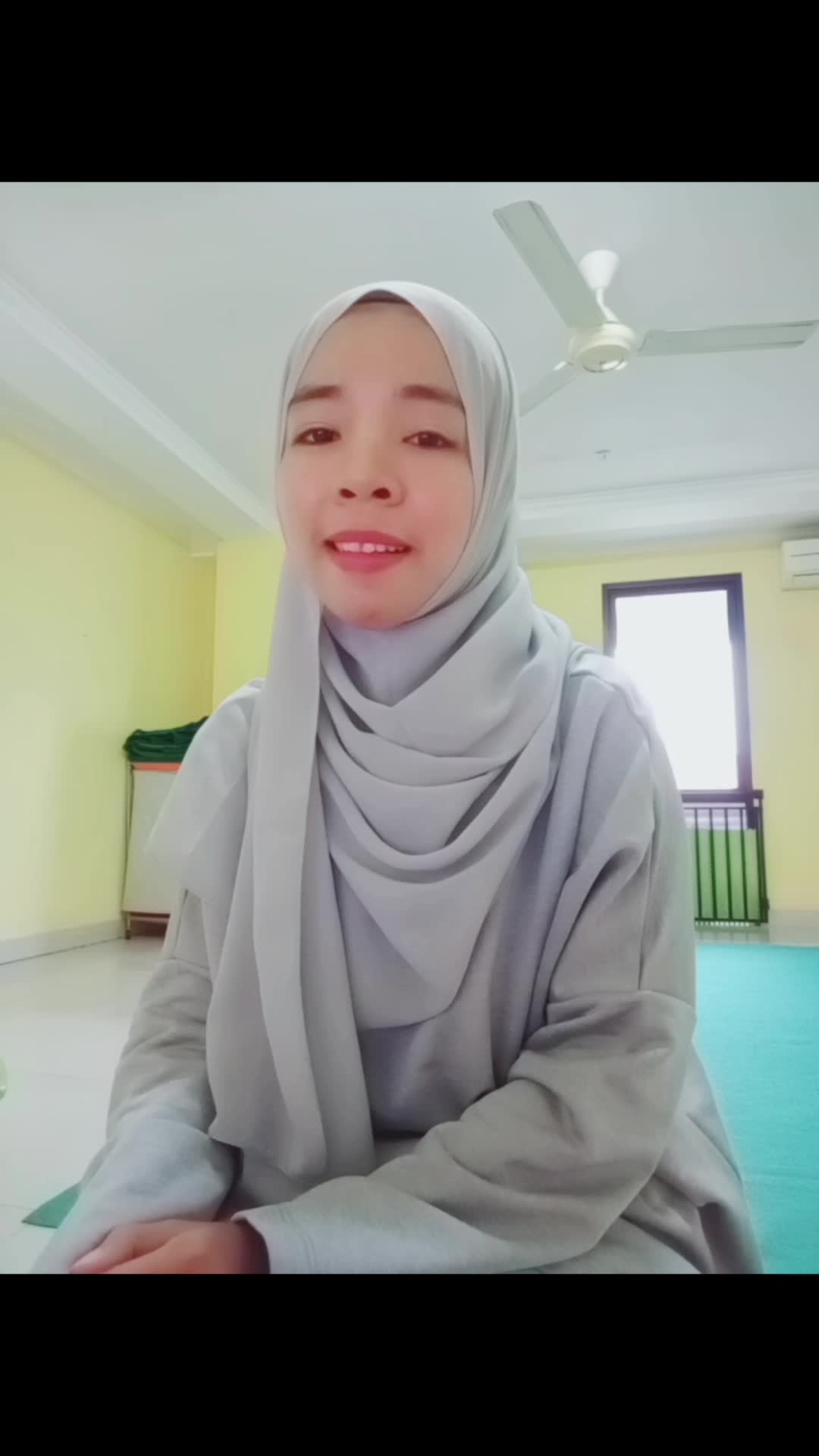 Nama: Isnia Wati-Umur:25 tahun-Kota asal: Jakarta-Judul lagu: Albi nadak