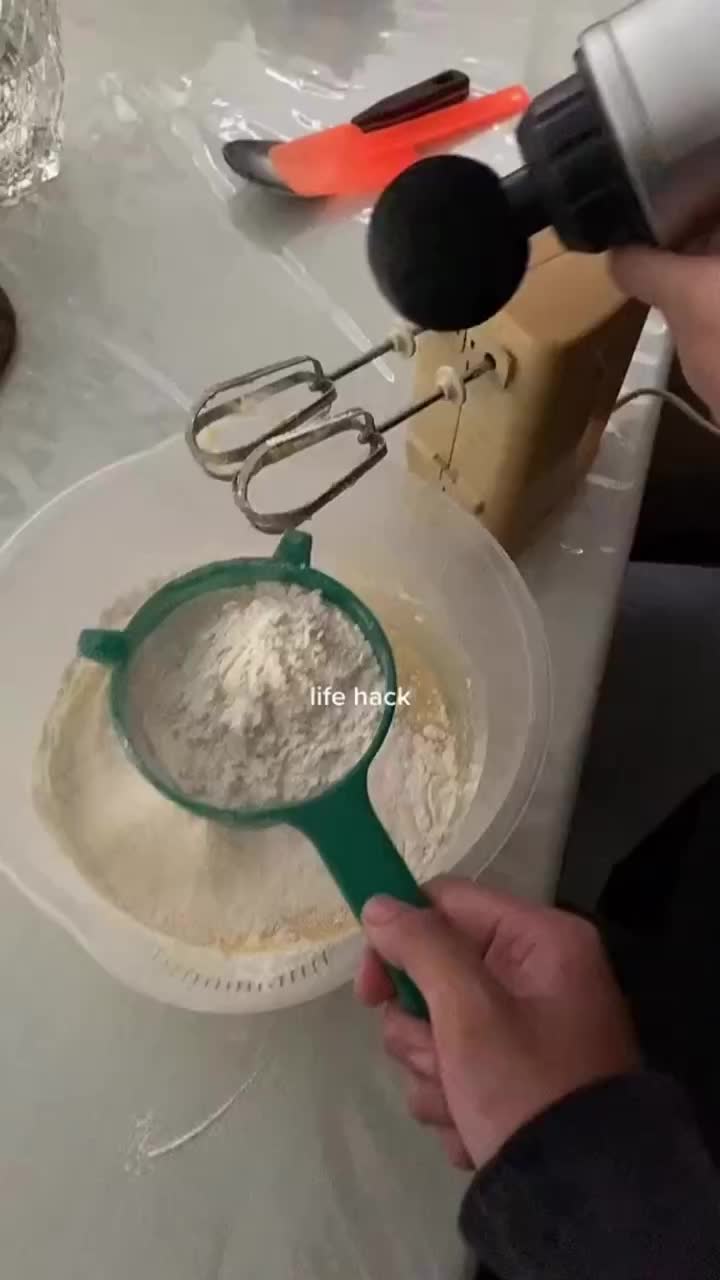 Trik menyaring tepung dengan cepat