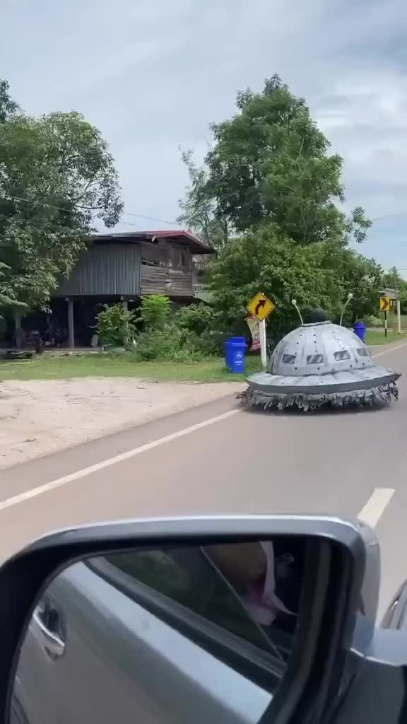 Alien Darat Mau Jalan-Jalan