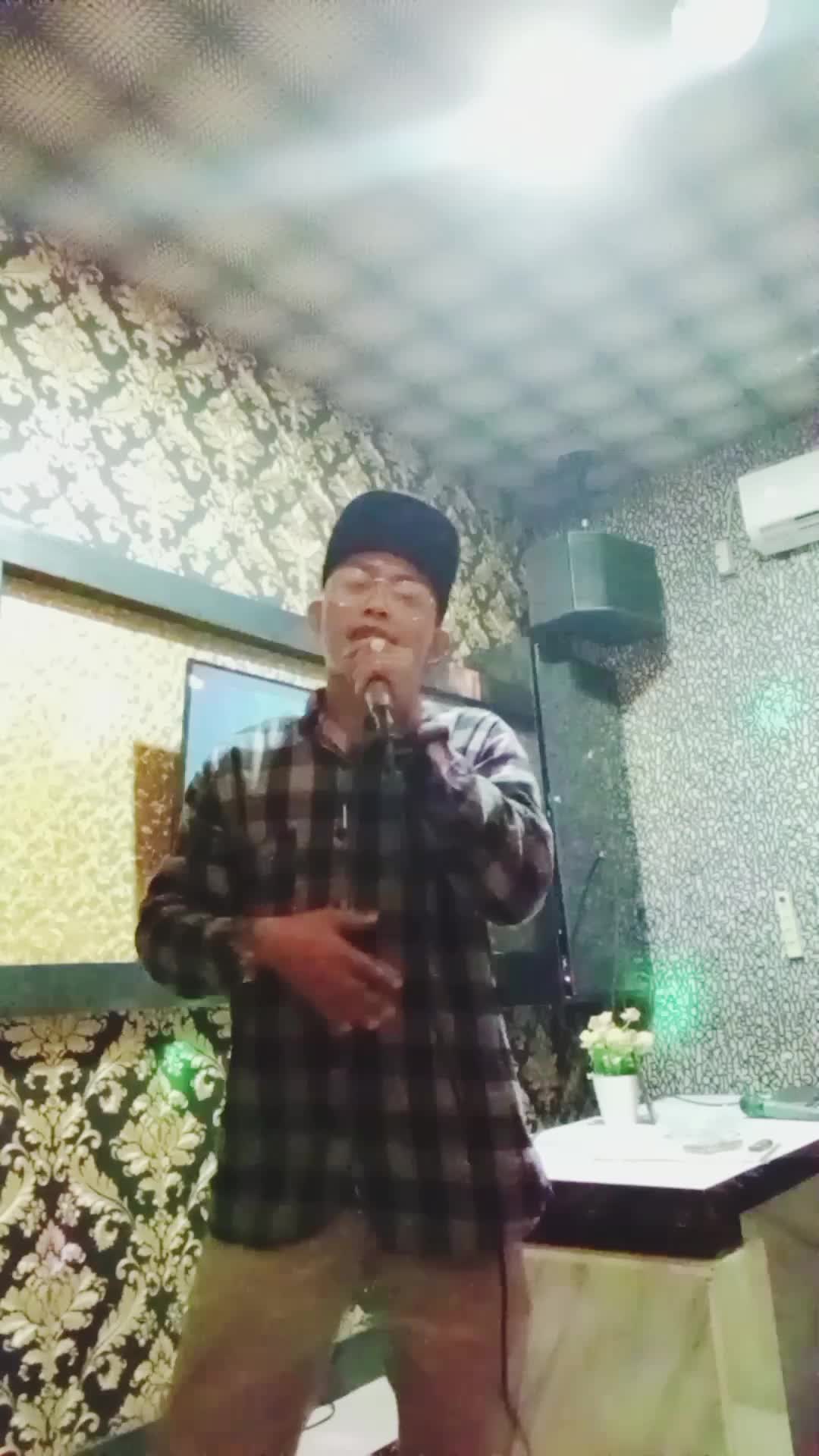 nama rikhi Rikardi, usia 23 thn alamat Lubuklinggau provinsi sumatera Selatan,song :pecah seribu. cip umi elvi sukaisih