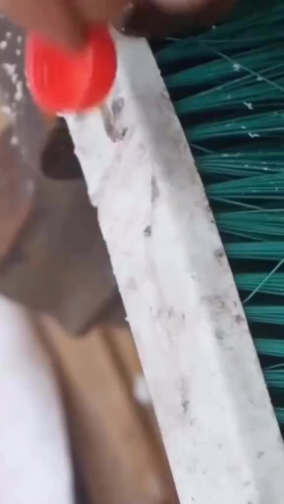 Cara memperbaiki gagang sapu yang patah