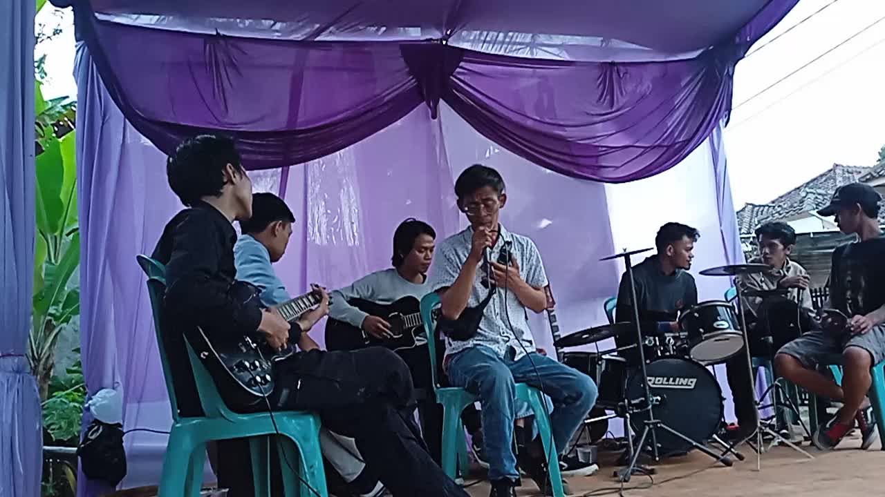 lagu kehilangan solo tavi di iringi sama pelayer  TNBS Romansyah wa081384040229