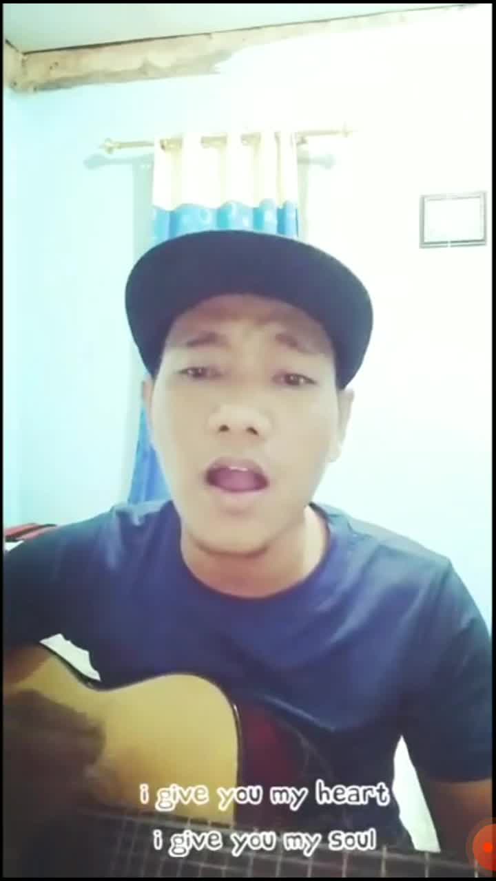 Nama : Vandi , Usia : 29 tahun , Asal : Kota Batam , Judul lagu : Everything i need (Randy pangalila)