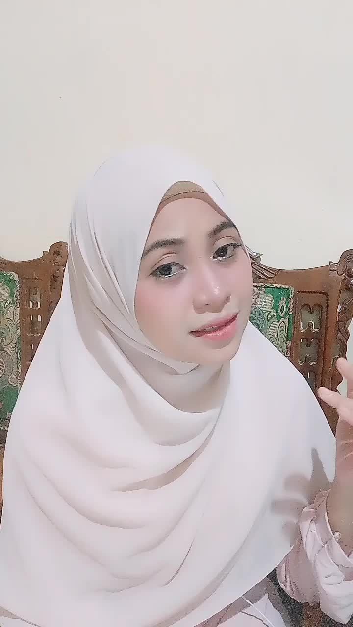 Nama : Lia Marhamah. Umur : 27. Kota Asal : Dompu (NTB). Judul Lagu : 'Ala Bali