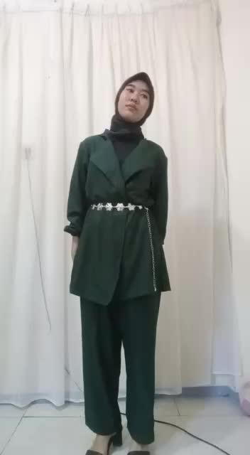 Nama Elvina widyaningsih,  asal kota Bogor,  usia 15 tahun, pelajar smkn 1 bogor,  lagu Ilalang 