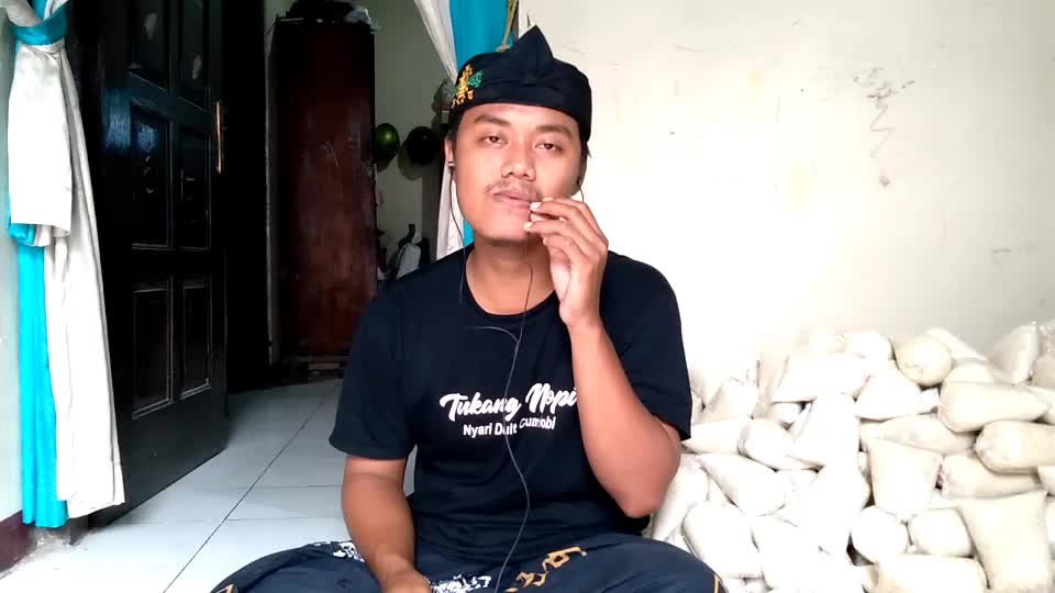 Nama : Saeful Maulana, Umur : 22 tahun, Kota asal : Tegal Jawa tengah, Judul lagu : Huwannur
