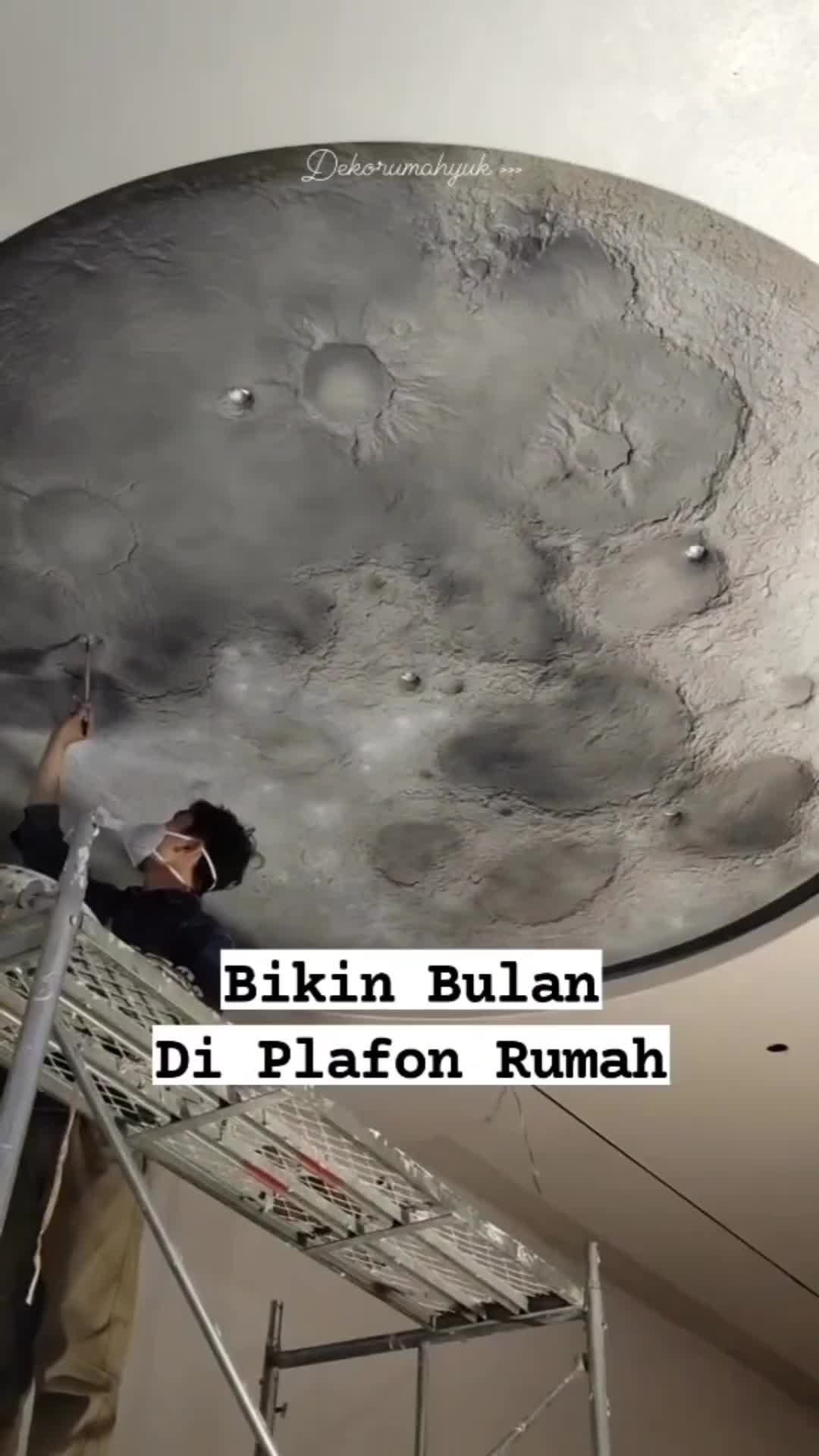 Ada bulan di dalam rumah