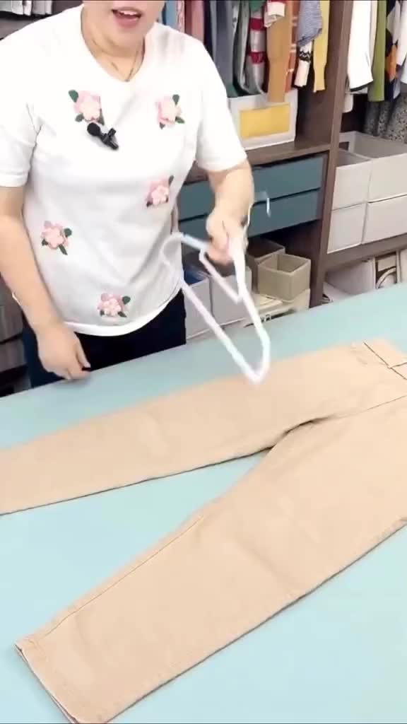 Cara menggantun celana pake hanger