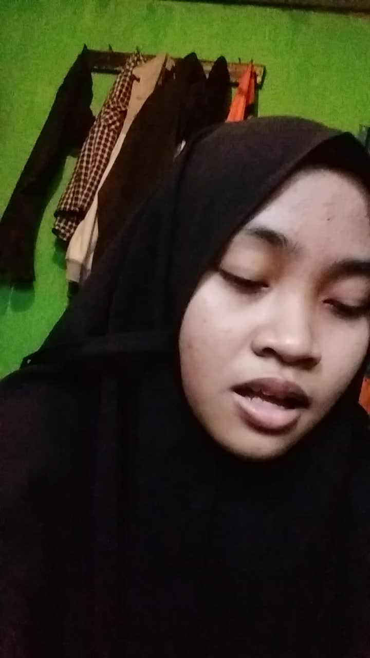 Nama : Nur Khalimah Purbasari/ Usia : 17 tahun/ Alamat : Cirebon. 
