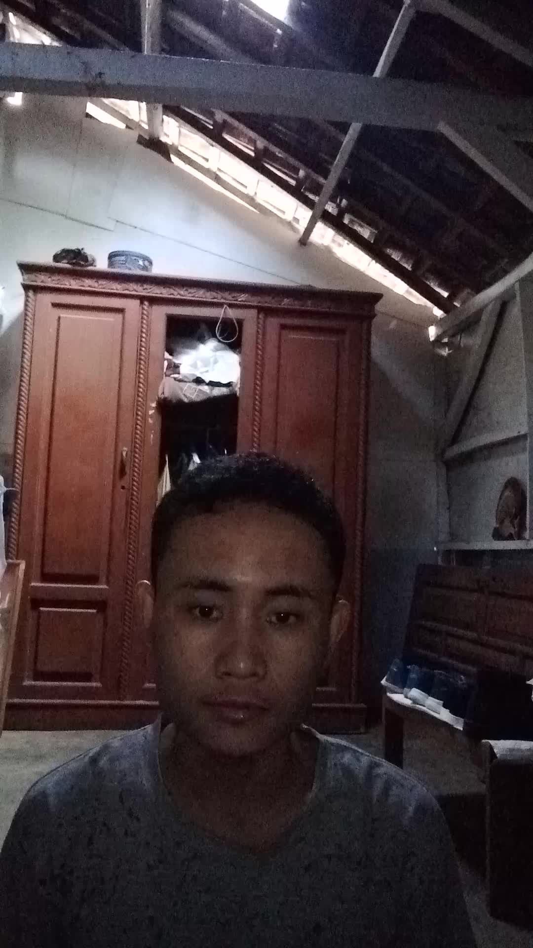 Nama Misbah sabiran umur 17 tahun tinggal dikota Bandung nomor hp 081318659351