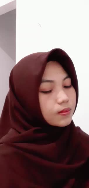 Nama : Siti Qoriah, Usia : 23 tahun, Asal : Tangerang, Judul lagu : Syaikhona #VoiceOfRamadhan