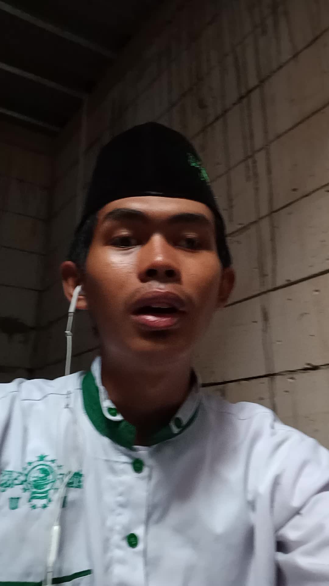 Nama Muhammad Febri Maulana  asal kota Bandung usia 19 tahun ( perpisahan yang agung ) dengan lagu nasyid @voice of ramadhan