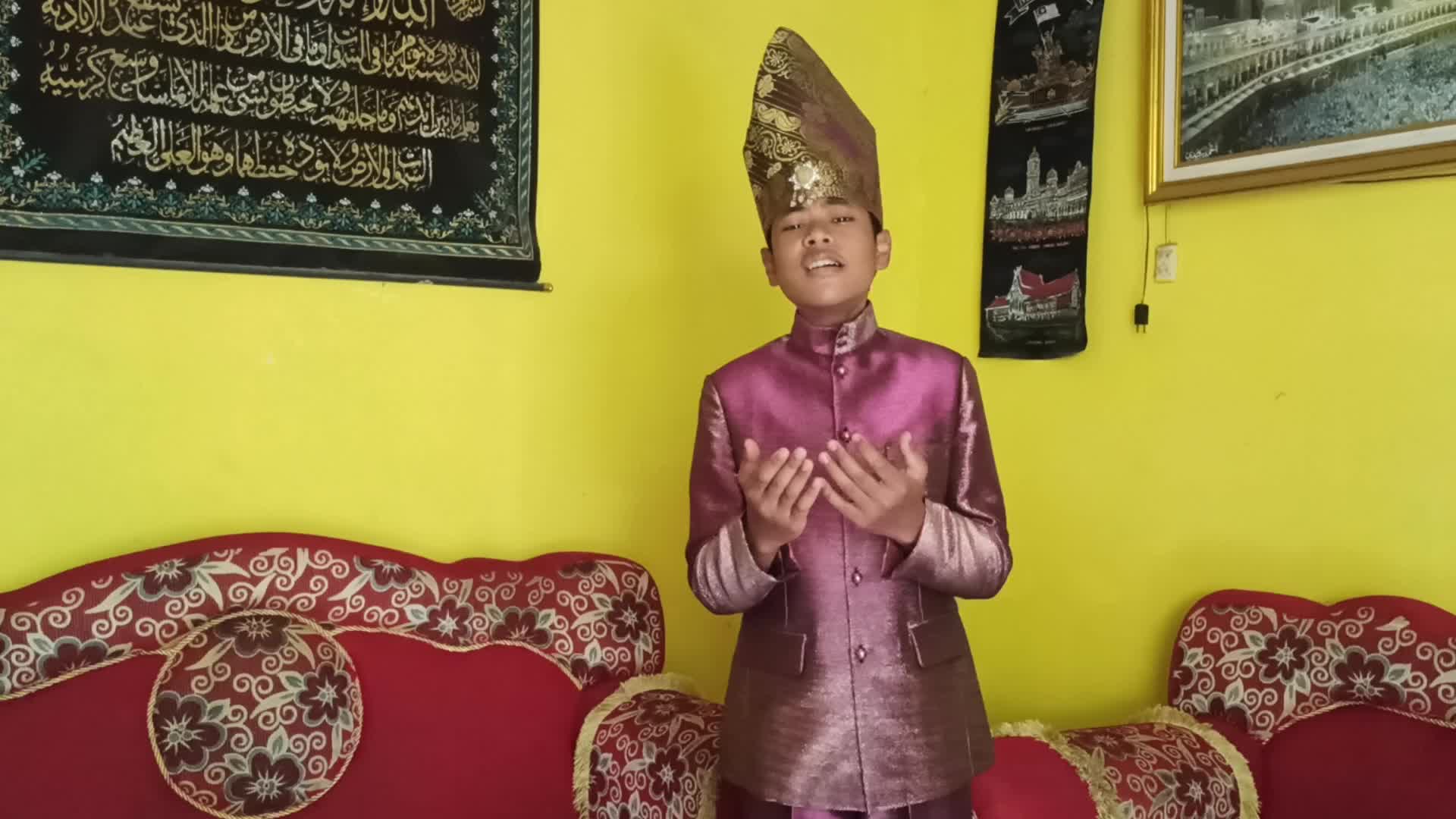 Nama l: Muhammad Ridwan imanda putra
Jenis kelamin  : laki-laki
Usia               : 15 tahun
Asal kota      : yogyakarta
No.