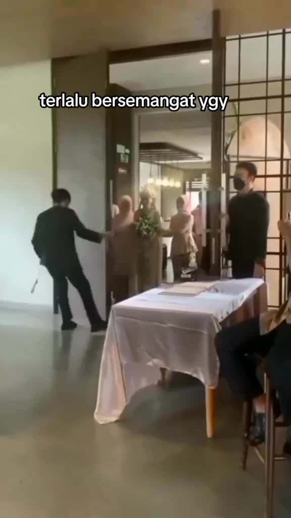 Terlalu Bersemangat Buka Pintunya