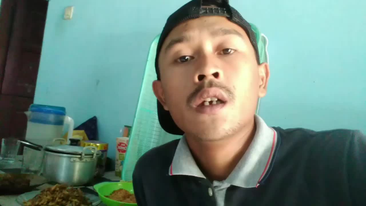 Masak Pepes Ikan peda kemangi. bumbunya cuman garam sama bawang putih. Emang enakk ?? simak videonyaaa...