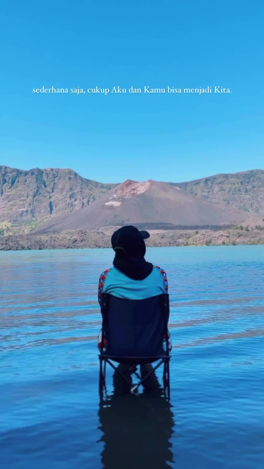 Lost in the beauty of exploring and finding new paths to our dreams ✨ 📸 @itingmaharani at Segara Anak Rinjani 