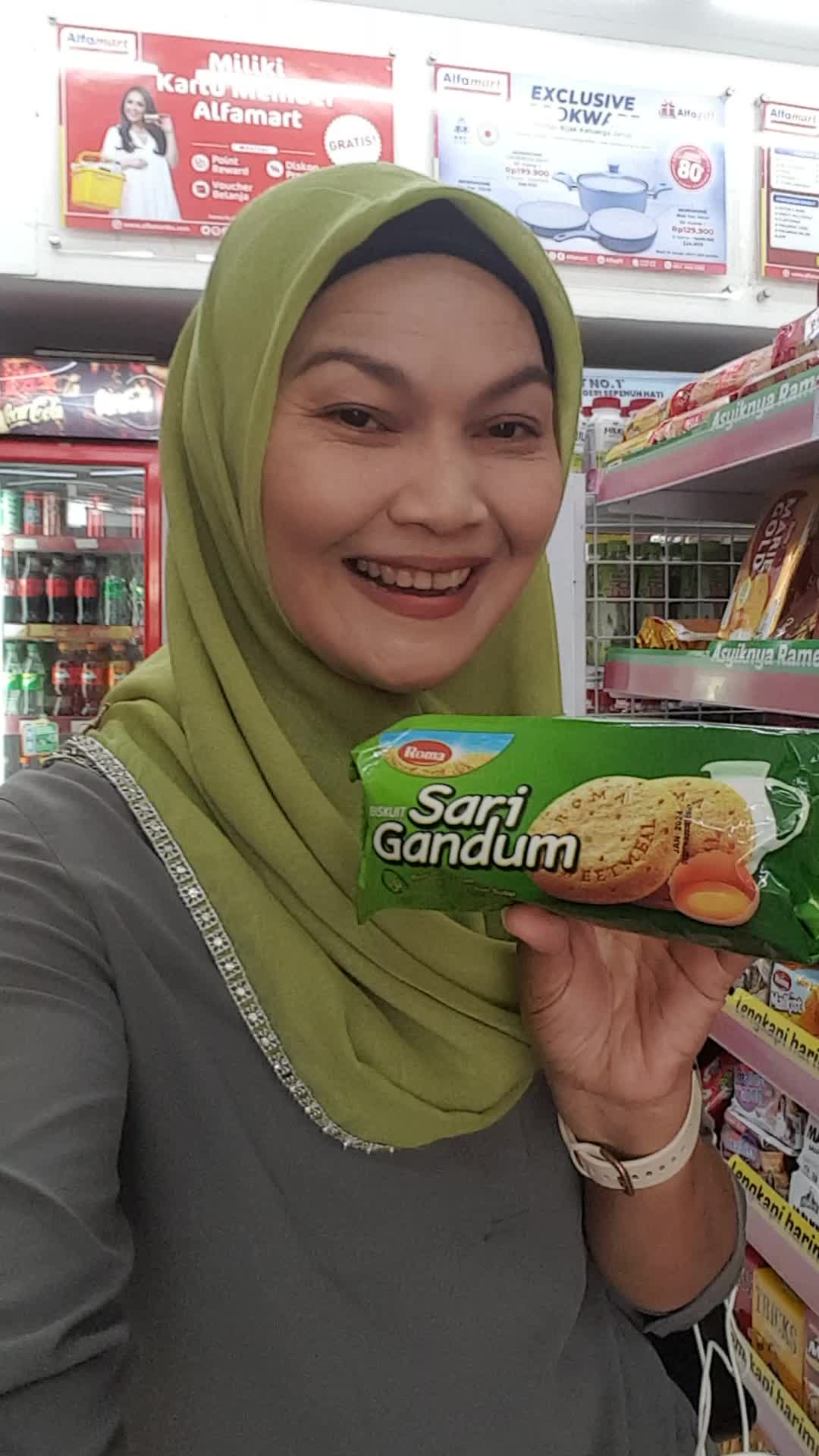 My real in the Alfamart with Roma Sari Gandum