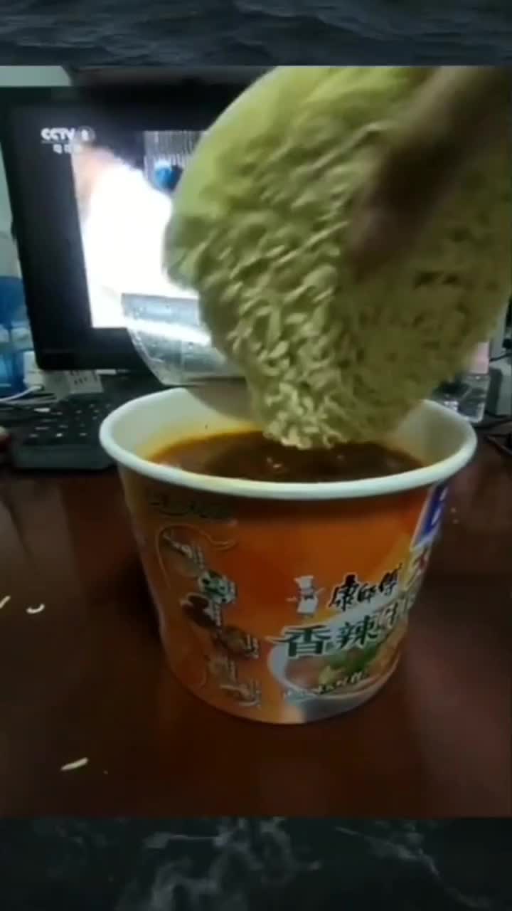 nonton 2 menit baru paham. Aliran sesat mana lagi ini makan mie sambil nonton drakor?