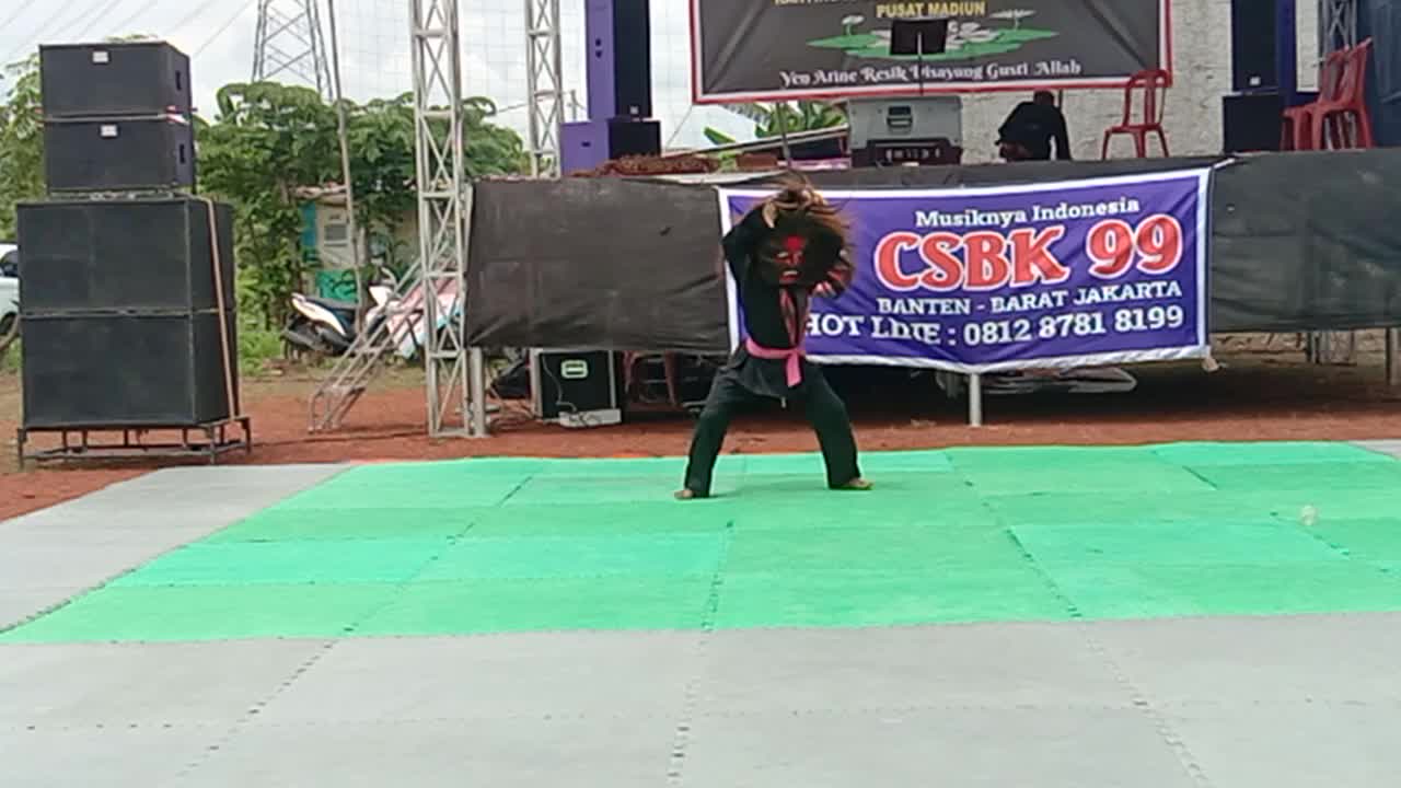 seni pencak silat dan seni tradisional dance bujang ganong