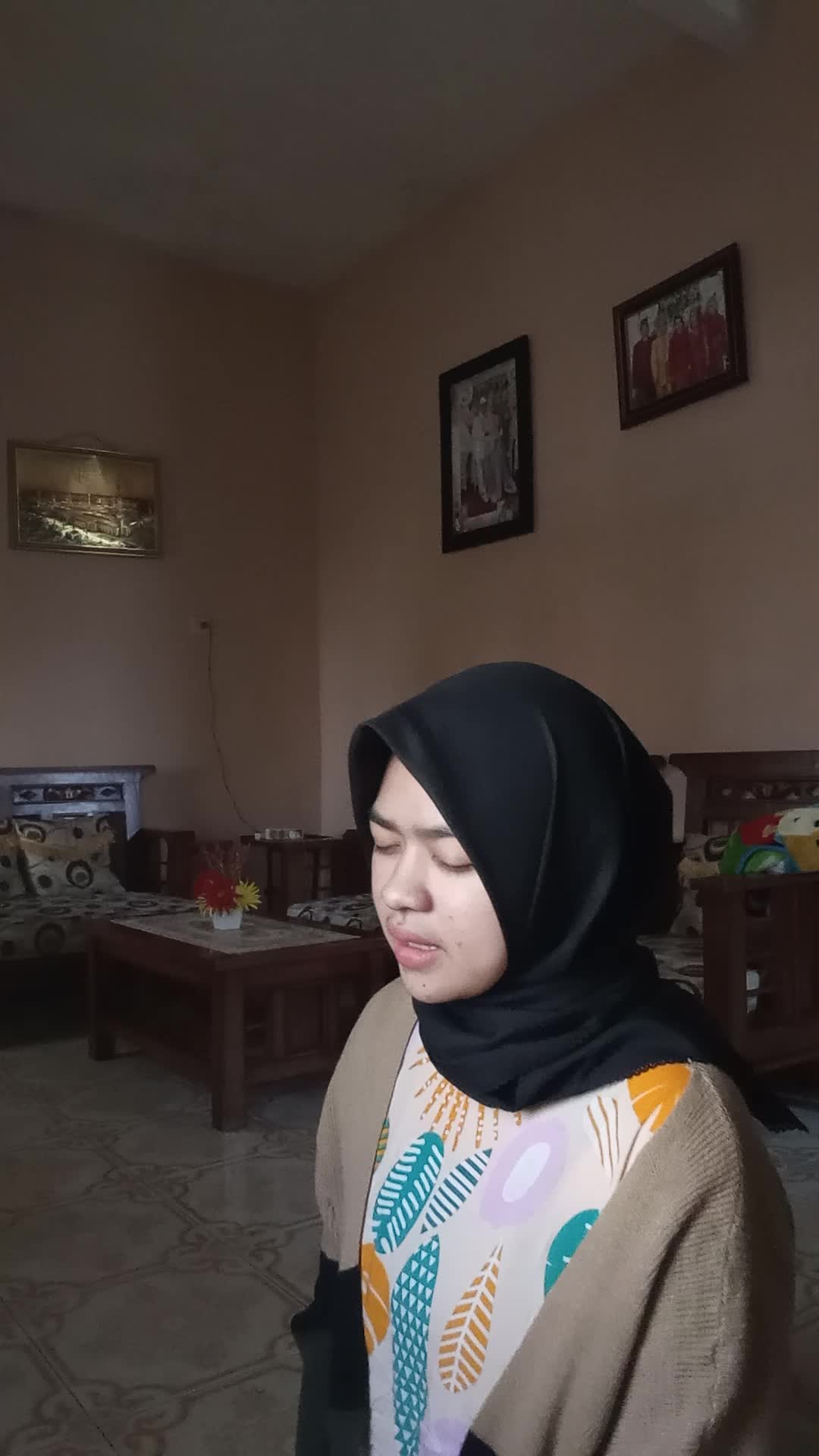 assalamualaikum.perkenalkan nama saya yulan yulianti,umur 21thn,kota asal garut,judul lagu Maha melihat(opick) dan ya habibal qolbi (Nisa s)