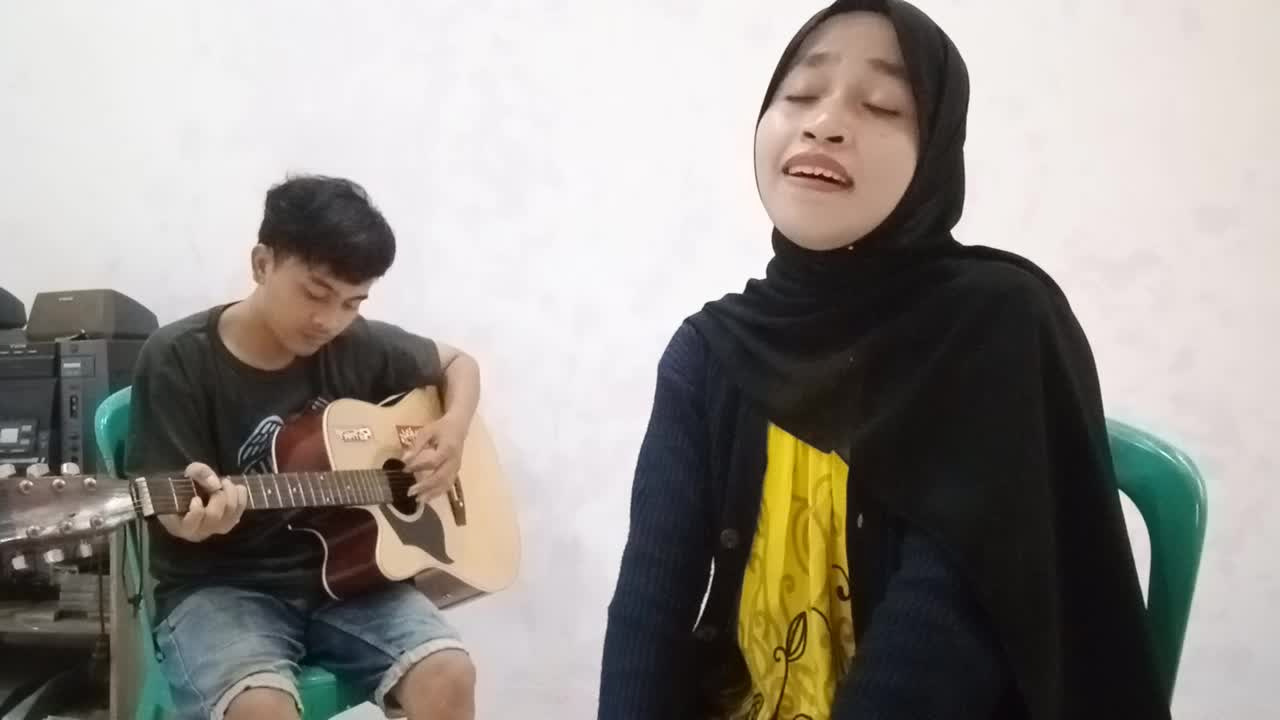 Hanifah Yulia, Kebumen 23 Juli 1999, 21 tahun, Kebumen, Mahasiswa, membuktikan bahwa saya juga bisa nyanyi bukan cuma hobi, diti