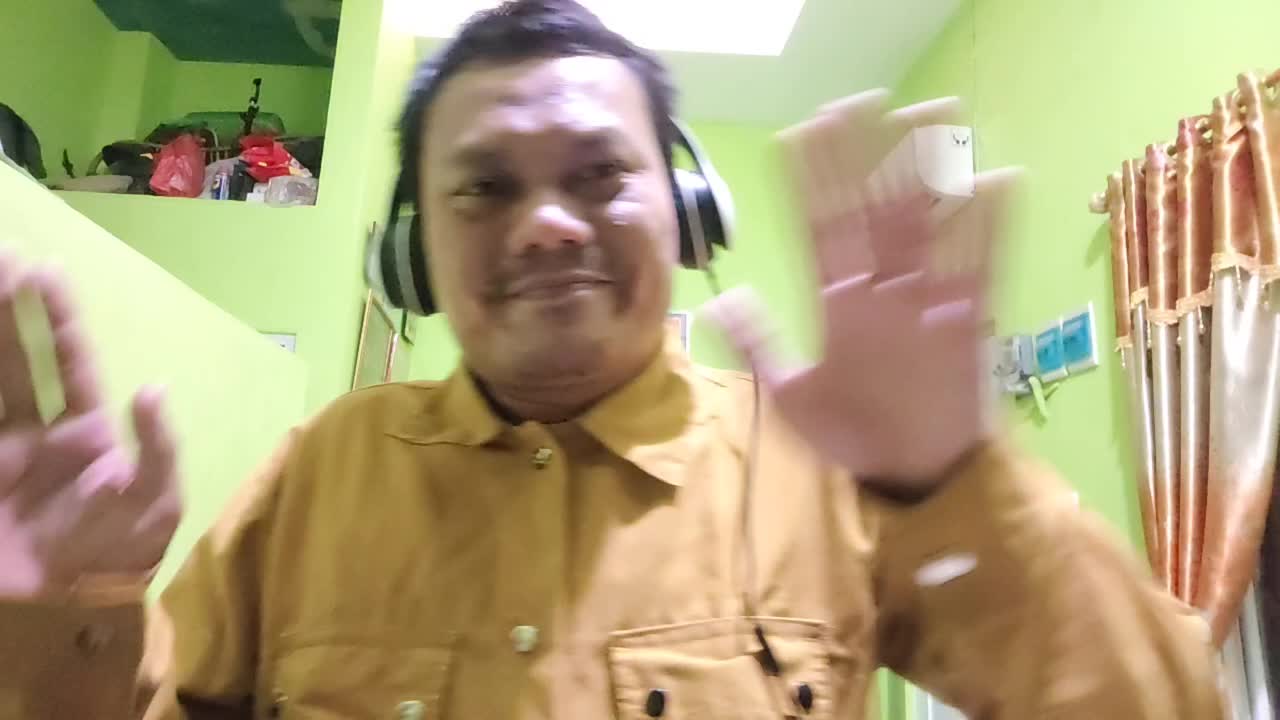 Cover mas iLux (Mundur ALon~aLon) di buang sayang toLong bantu Love vote foLow share komen thanks for watching