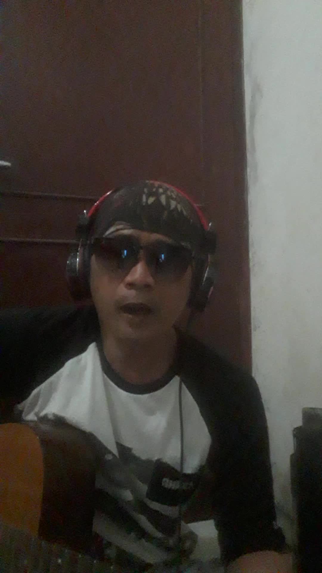 #online audition rising star indonesia dangdut   nama.A.Rendra bekerja sebagai guru honor dan pelatih marching band..