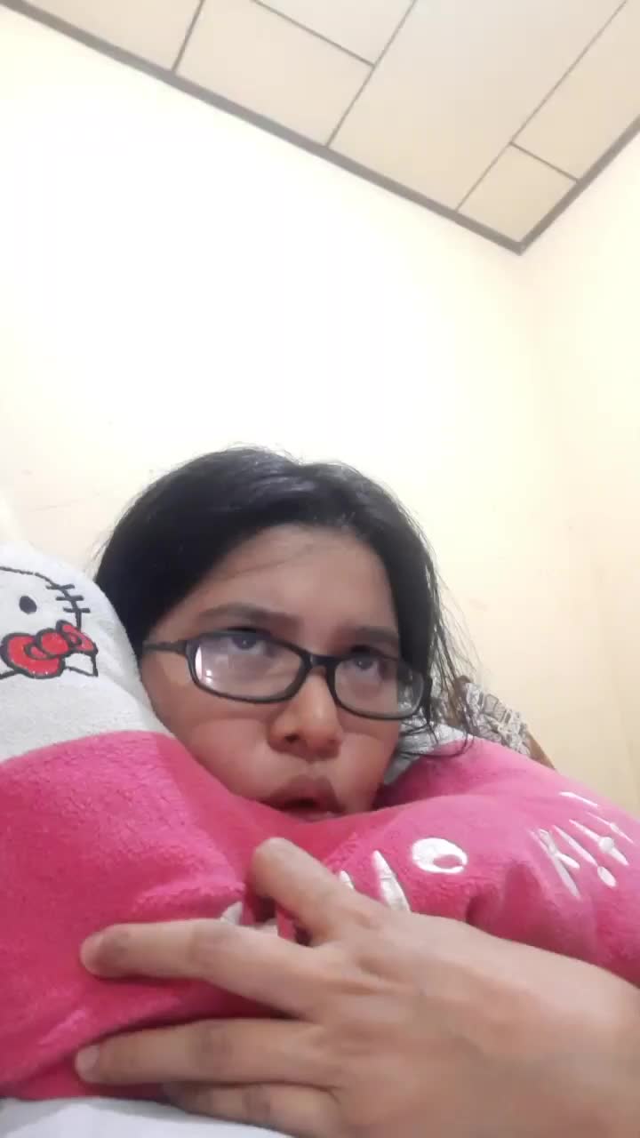 ga ketakutan tp sembunyi di balik bantal. aelahhh
